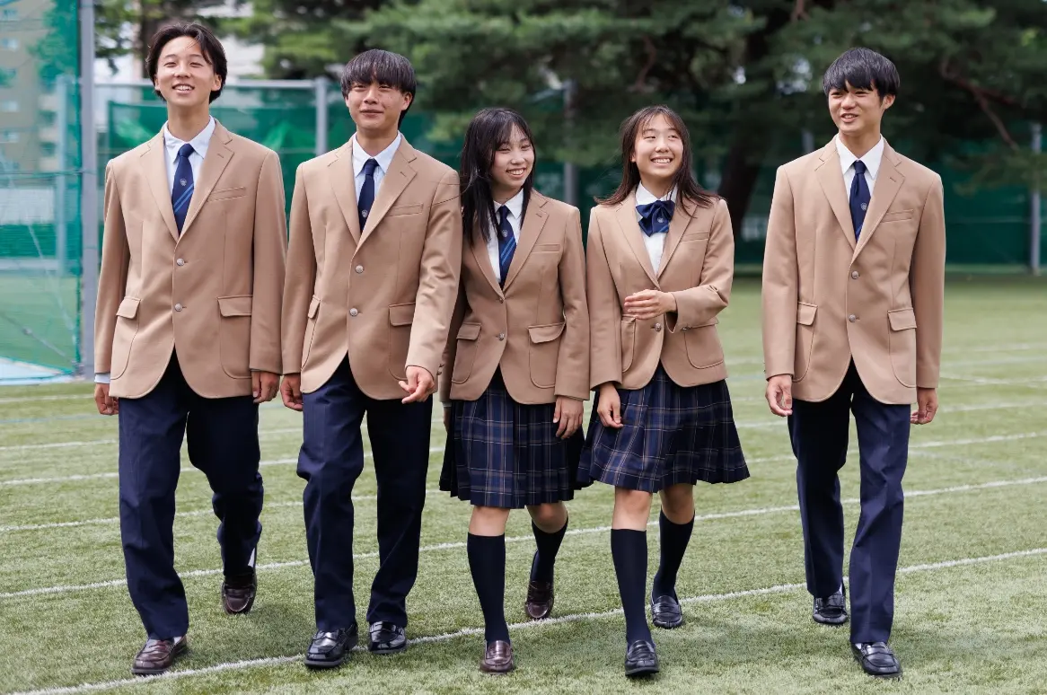 男女4人の制服の画像